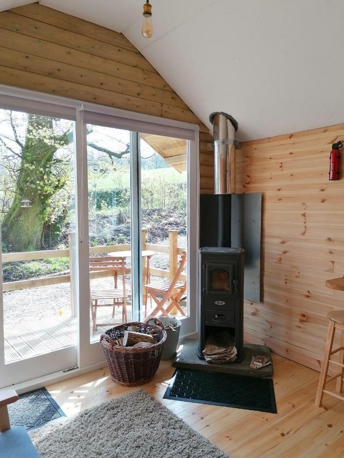 Dryw Bach Glamping Hut Hotel Llandeilo Bagian luar foto